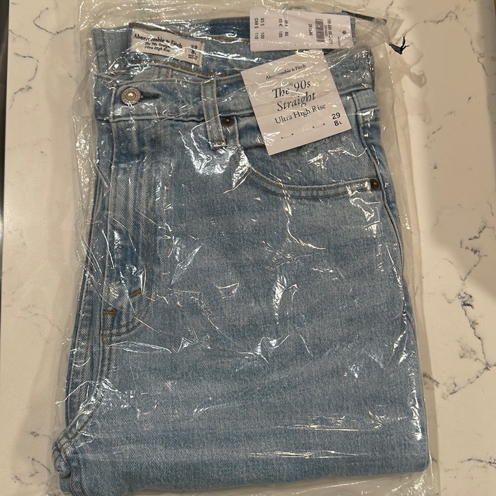 NWT - Abercrombie 90’s straight ultra high rise jeans - 8L
